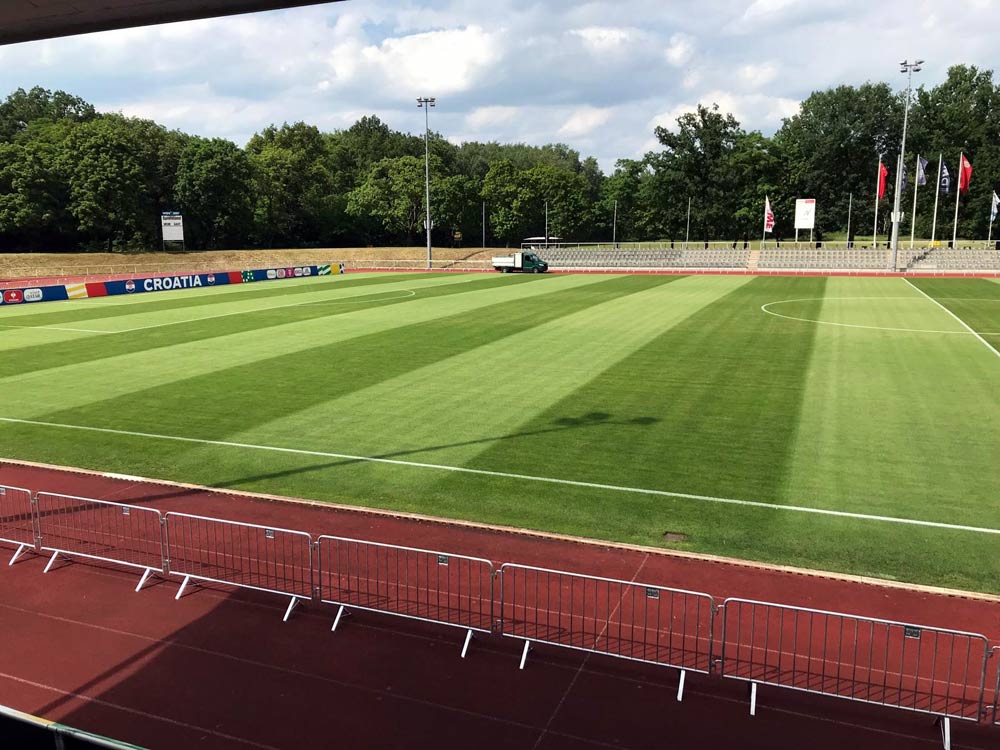 Team-Base-Camp der kroatischen Nationalmannschaft im Volksparkstadion Neuruppin. Auch der Trainingsplatz wird im Streifenmuster gemäht.