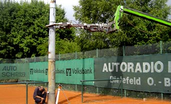 Überprüfung eines Flutlichtmasten auf Standsicherheit (Quelle: Roch Prüfinstitut)