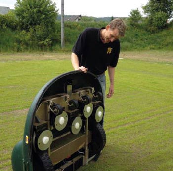 Der neue Mähroboter beim SV Eggetal.